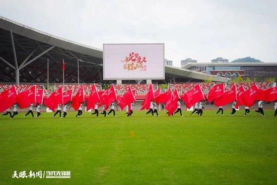 目前，影片在上映首日就收获1160万美元票房，破《魔法奇缘》796.8万的记录，创造真人版大电影感恩节周末首日最高开画纪录！预测首周末票房将达6100万美元，大大超过《魔法奇缘》3444万，创真人版大电影北美影史最高感恩节首周末票房纪录，以王者之姿强势领跑北美感恩节档期！值得一提的是，《南方车站的聚会》采用全程顺拍的方式，让演员们得以更顺畅地积蓄情感